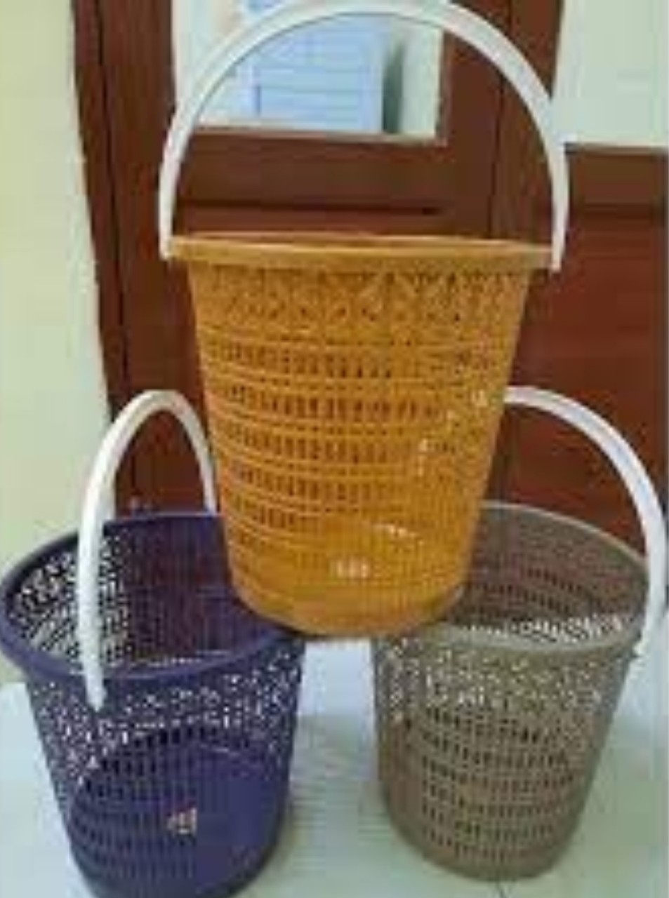 Sọt rác nhưa có quai xáchhình hoa văn