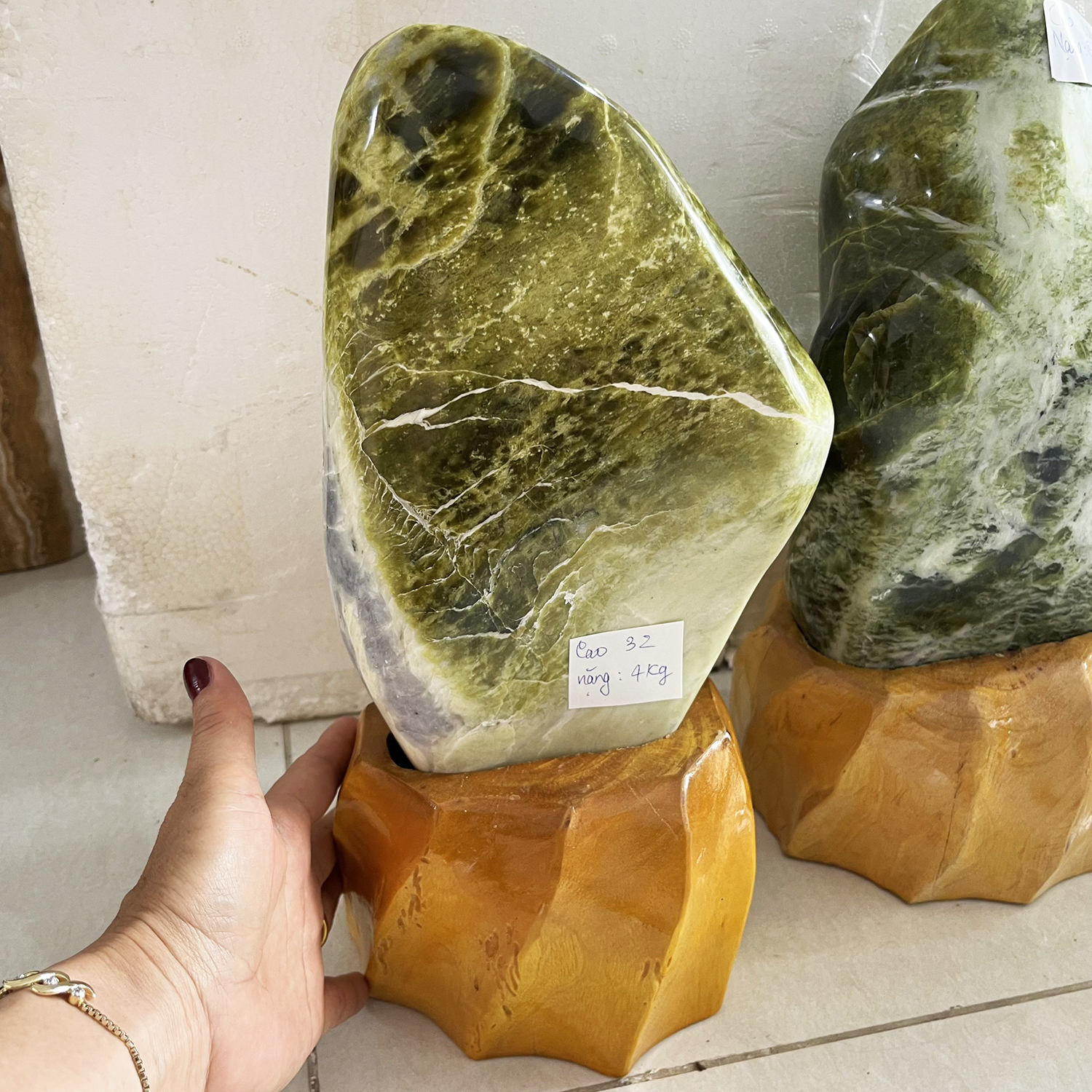 Cây đá để bàn màu vàng cốm cao 32cm nặng 4kg cả chân đế nhiều ngọc