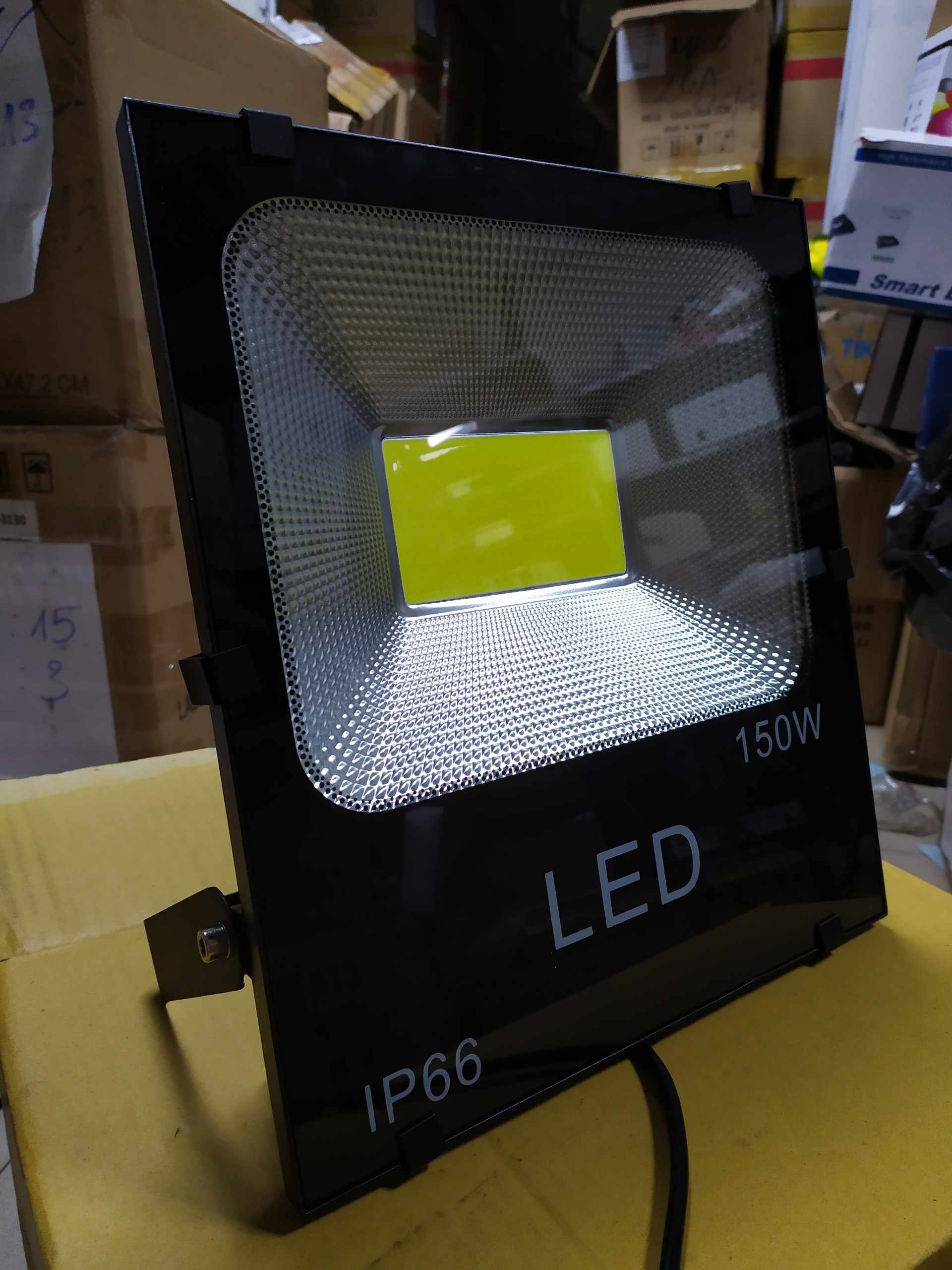 Đèn pha LED 150W ánh sáng vàng chip COB ms2.4