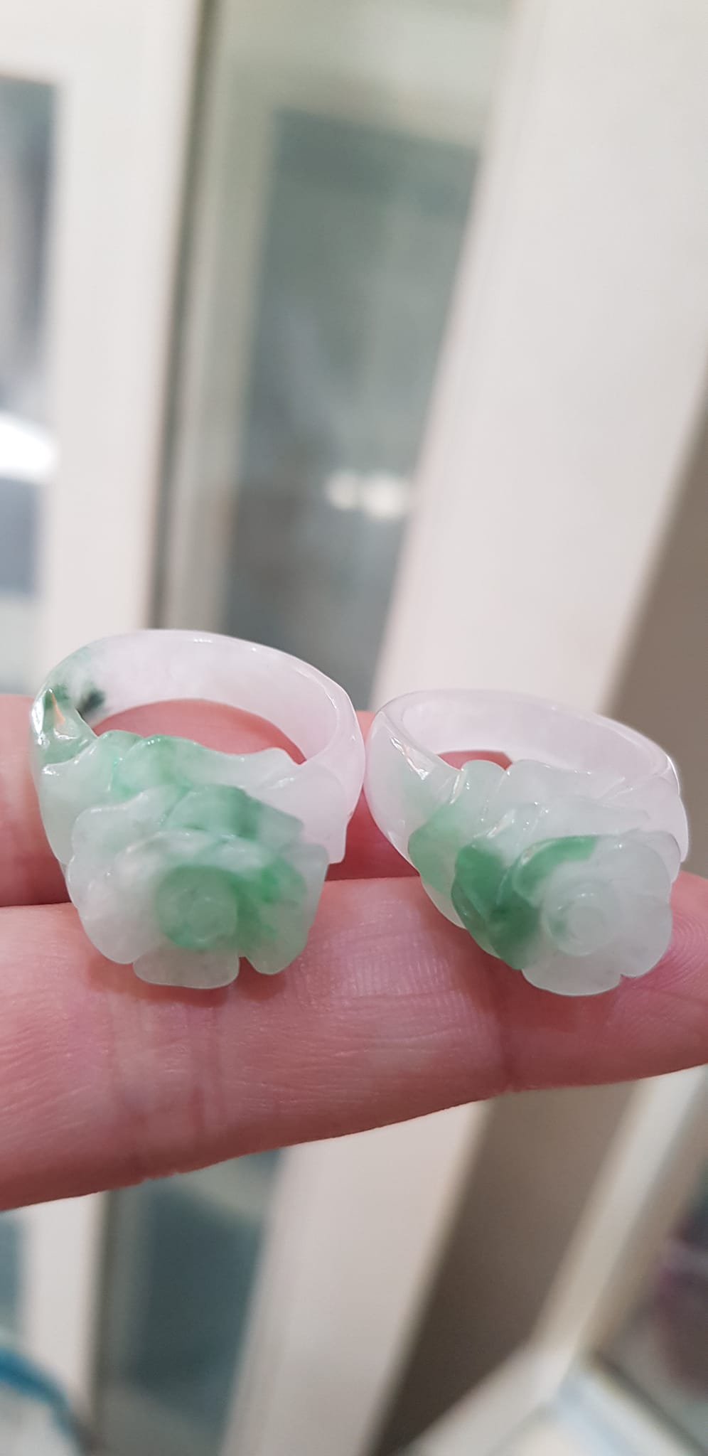 Nhẫn Nữ mới chạm Bông Hồng Nổi màu Trắng Xanh nhẹ rất đẹp đá cẩm thạch tự nhiên Ni 18mm đeo tay xinh lắm  ạ