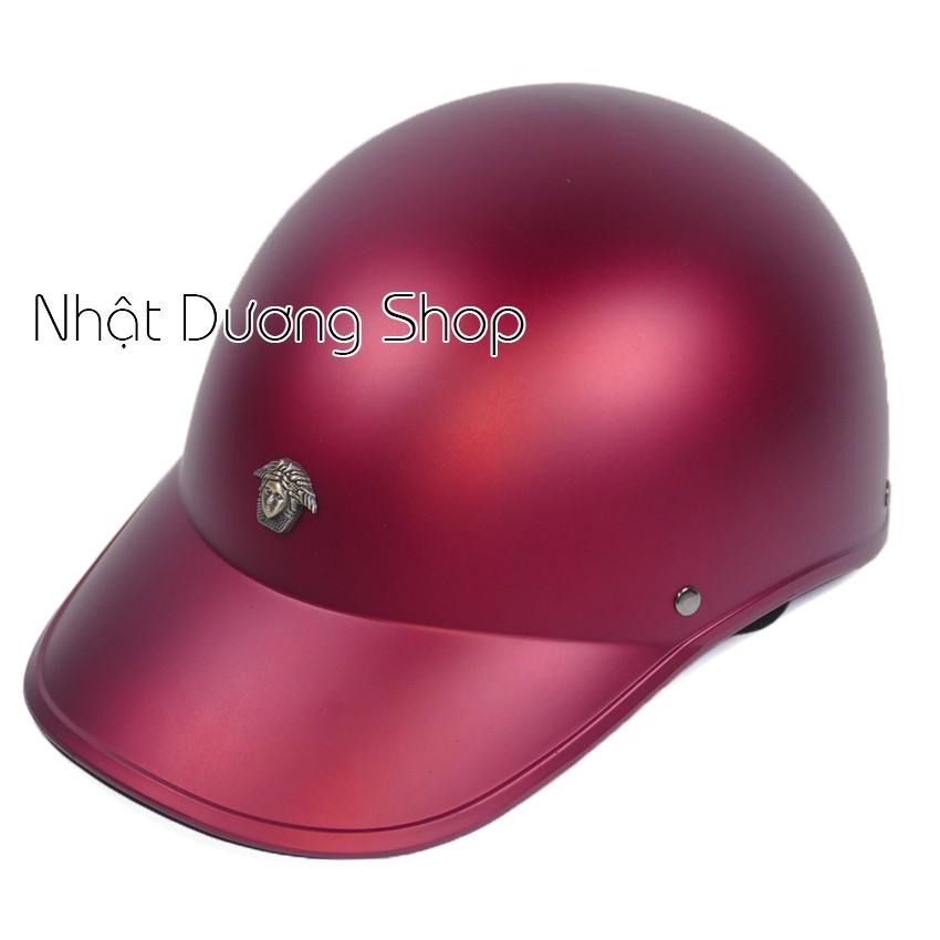 Nón bảo hiểm kết nữ gắn mặt sắt ngẫu nhiên có khoát đuôi, thích hợp cho các bạn nữ buộc tóc
