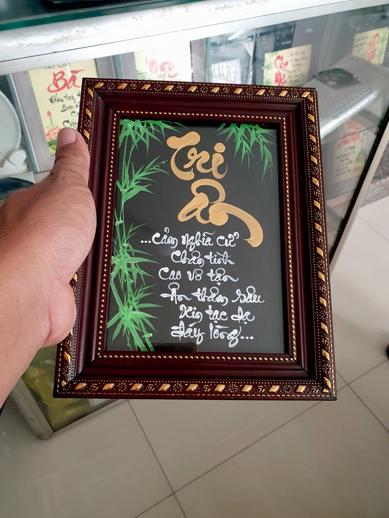 Tranh thư pháp để bàn chữ Tri ân 18x23