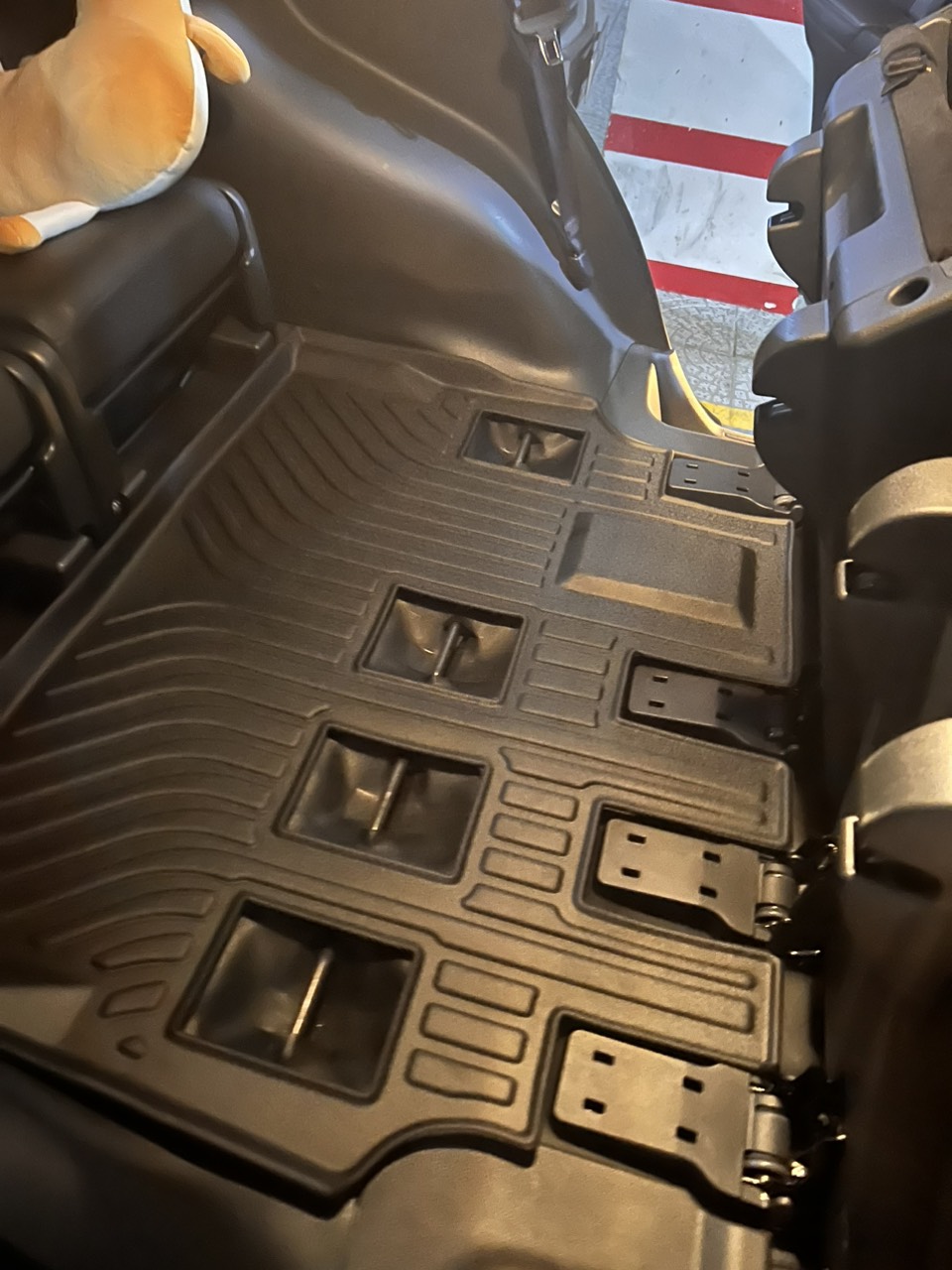 Thảm lót sàn xe ô tô Mitsubishi Pajero Sport 2015-2022+Nhãn hiệu Macsim chất liệu nhựa TPE cao cấp màu đen
