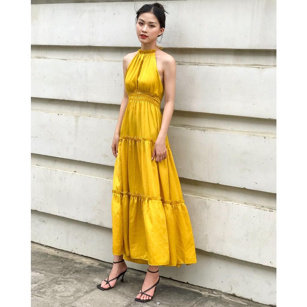 KIOBI – Đầm yếm form dáng maxi, nhún thun eo co dãn, lưng mở rộng gợi cảm, vải lụa nhung vàng - KID20124V