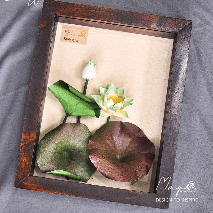 Tranh Hoa Giấy Handmade Trang Trí - Hoa Sen Trắng Kết Hợp Giấy Dó MAYPAPERFLOWER Khung Tranh Gỗ Size 20x25cm