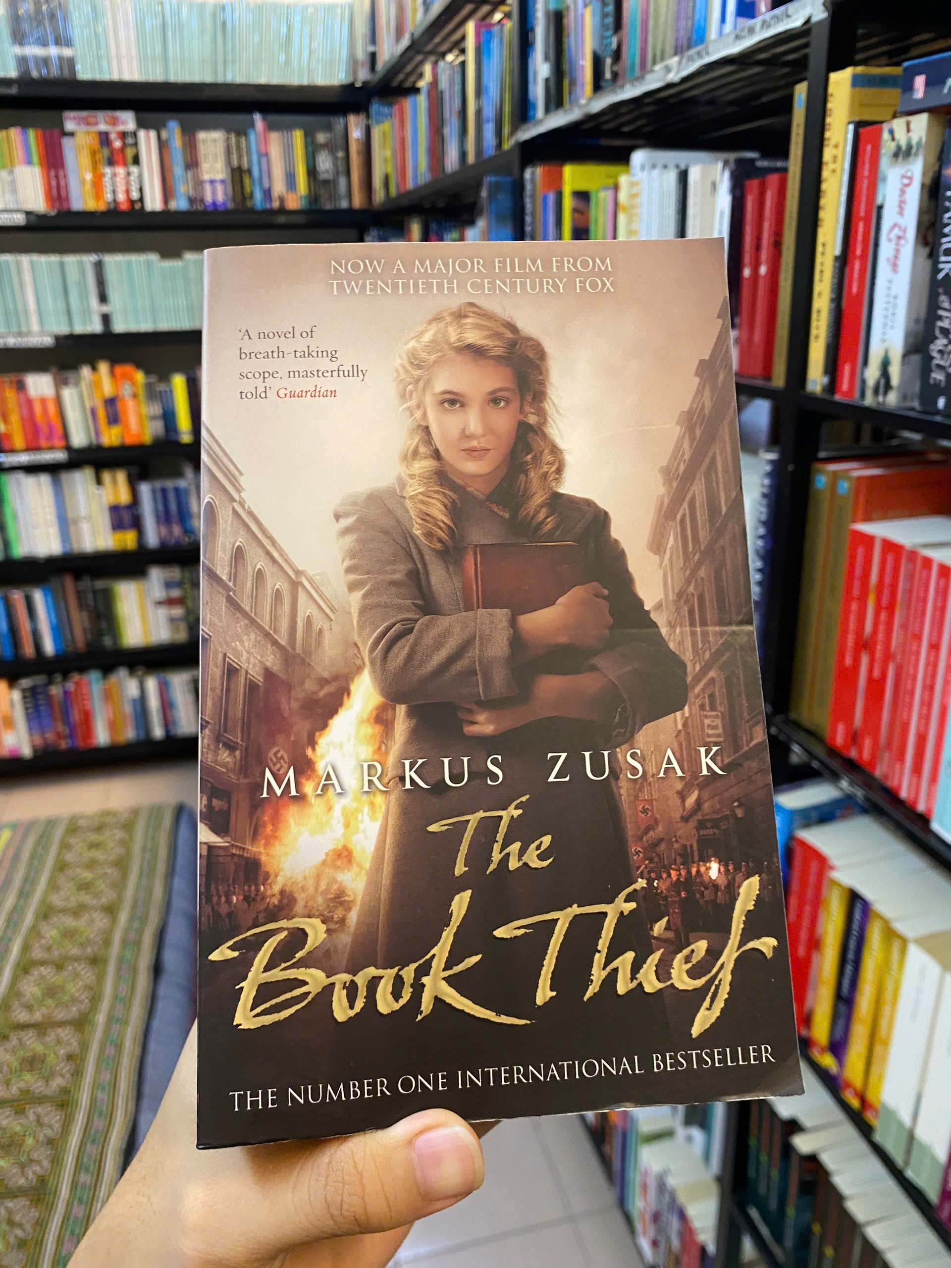 Sách - The Book Thief by Markus Zusak | Best of #BookTok / The #1 International Bestseller