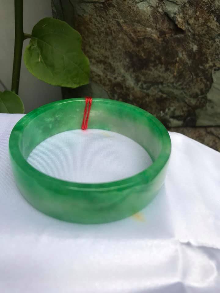 VÒNG CẨM THẠCH BẢN VUÔNG SIZE 54MM x BẢN CAO 17mm X DẦY 4,5mm  MÀU XANH LÁ TƯƠI SÁNG BÓNG LAM TRẮNG NHẸ GIỮA ĐẸP LẮM LUÔN Ạ  NỮ 53kg - 64kg ĐEO