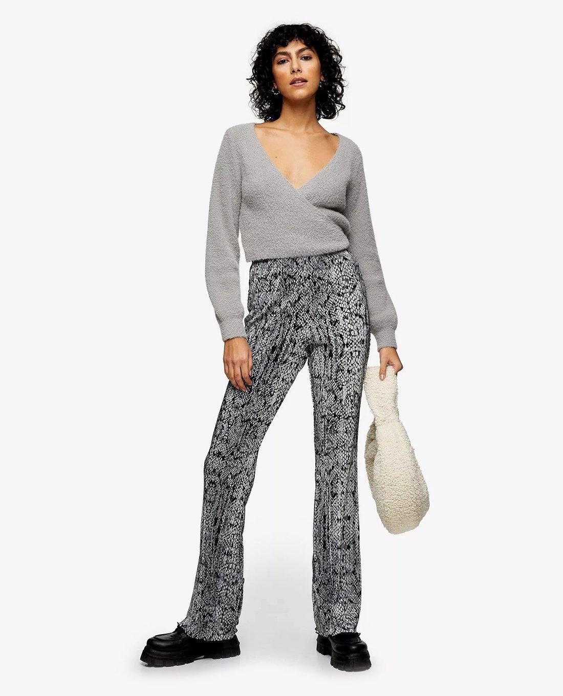 TOPSHOP - Quần kiểu nữ ống loe Blue Snake Print Plisse Flared 16F20TBLE