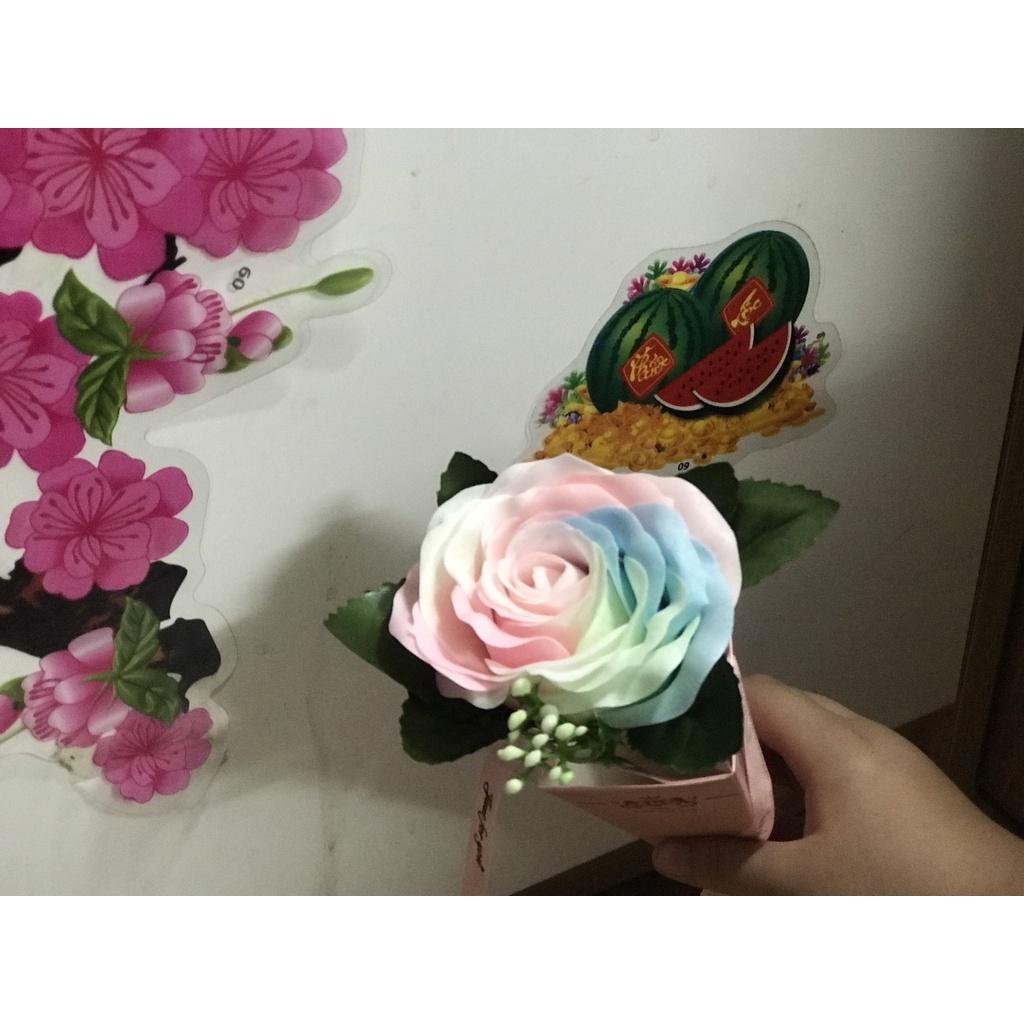 1 hoa hồng sáp ngũ sắc thom vĩnh cửu .