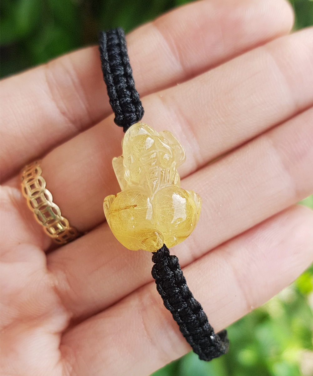 Vòng tay tỳ hưu thạch anh tóc vàng tết dây