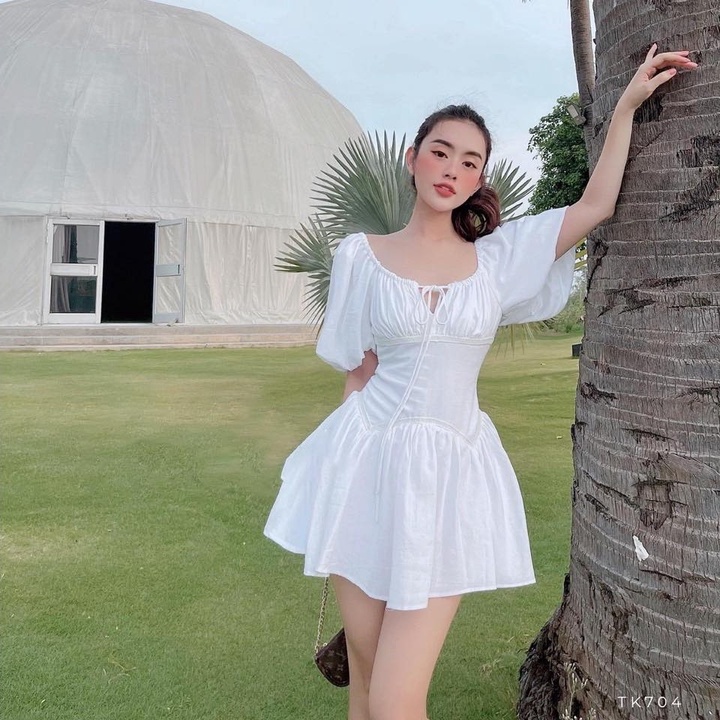 Đầm trắng form xòe nhún ngực rút dây cổ vuông tay phồng