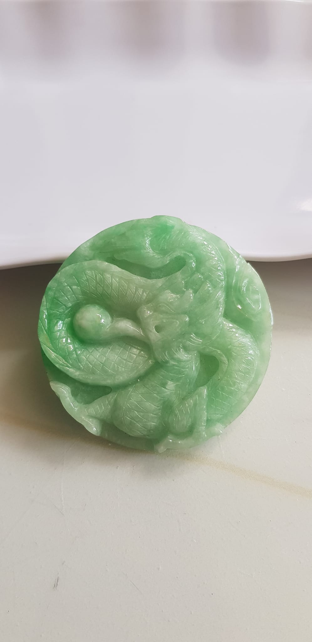 Mặt dây chuyền Nam to trạm rồng lượn nổi nhả ngọc đá ngọc cẩm thạch tự nhiên Size tròn to đường kính 53mm x dầy 6mm Màu xanh Ngọc Tươi bóng đẹp lắm luôn nam bọc vàng đeo với dây chuyền của mình thiệt đẹp lắm luôn nha ạ