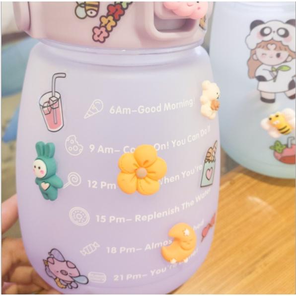 Bình Nước 1400ml Cute, Chia Vạch Khung Giờ, Nhựa Tritan Cao Cấp Với Màu 3D Siêu Chất ,Bình Nước Bụng Bự 3D TMBOOKS