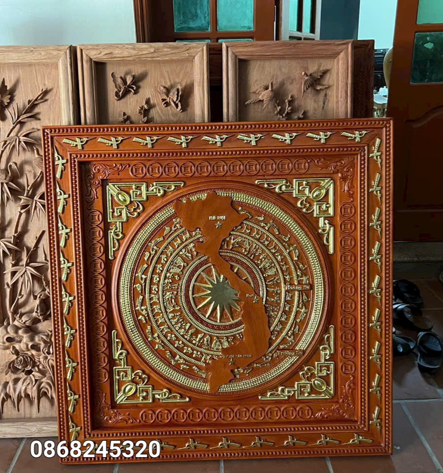 TRANH ĐIÊU KHẮC TRỐNG ĐỒNG ĐÔNG SƠN VÀ GIẢI HÌNH CHỮ S BẰNG GỖ HƯƠNG ĐỎ KT 97×97×5CM