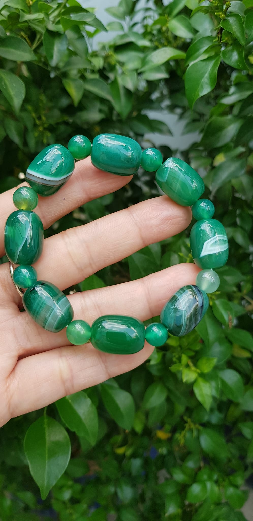 Vòng tay nữ đá mã não xanh cánh sen đậm phối kiểu hạt thống hạt tròn Size hạt 13mm Màu xanh cánh sen đậm vân tự nhiên rẻ xinh đẹp ạ
