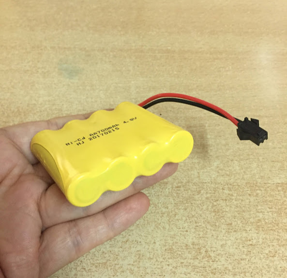 Pin sạc 4.8V dung lượng 700mAh jack SM càng cua đen