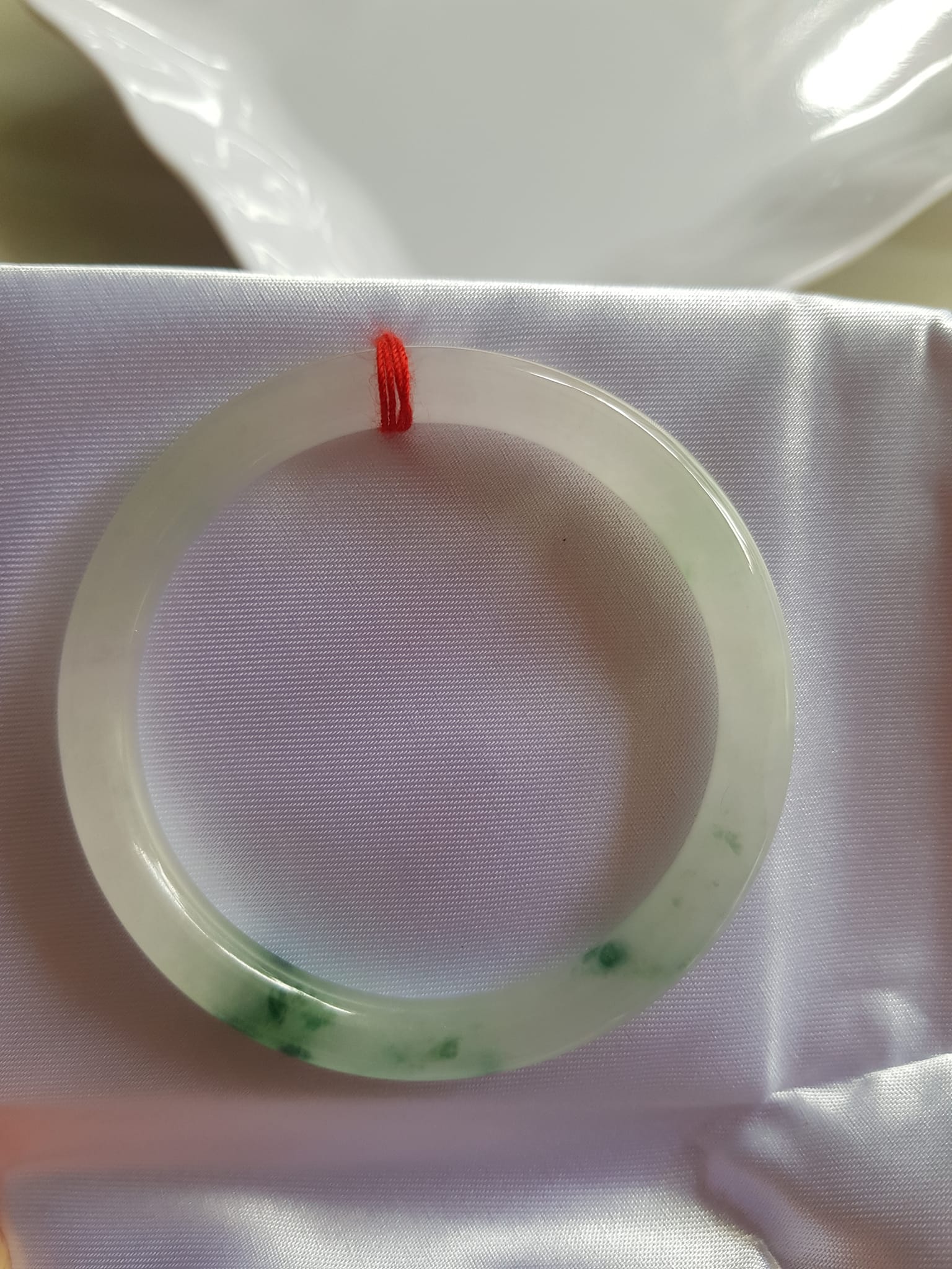 Vòng đeo tay Nữ đá cẩm thạch tự nhiên Tím Lý 50mm x cọng nhỏ 6,2 mm màu trắng bóng 1 bên xanh lý đậm ánh tím nhẹ thiệt đẹp Màu trắng bóng 1 bên xanh lý đậm ánh tím nhẹ thiệt đẹp Nữ cân Nặng 50kg-55kg đeo đẹp ạ