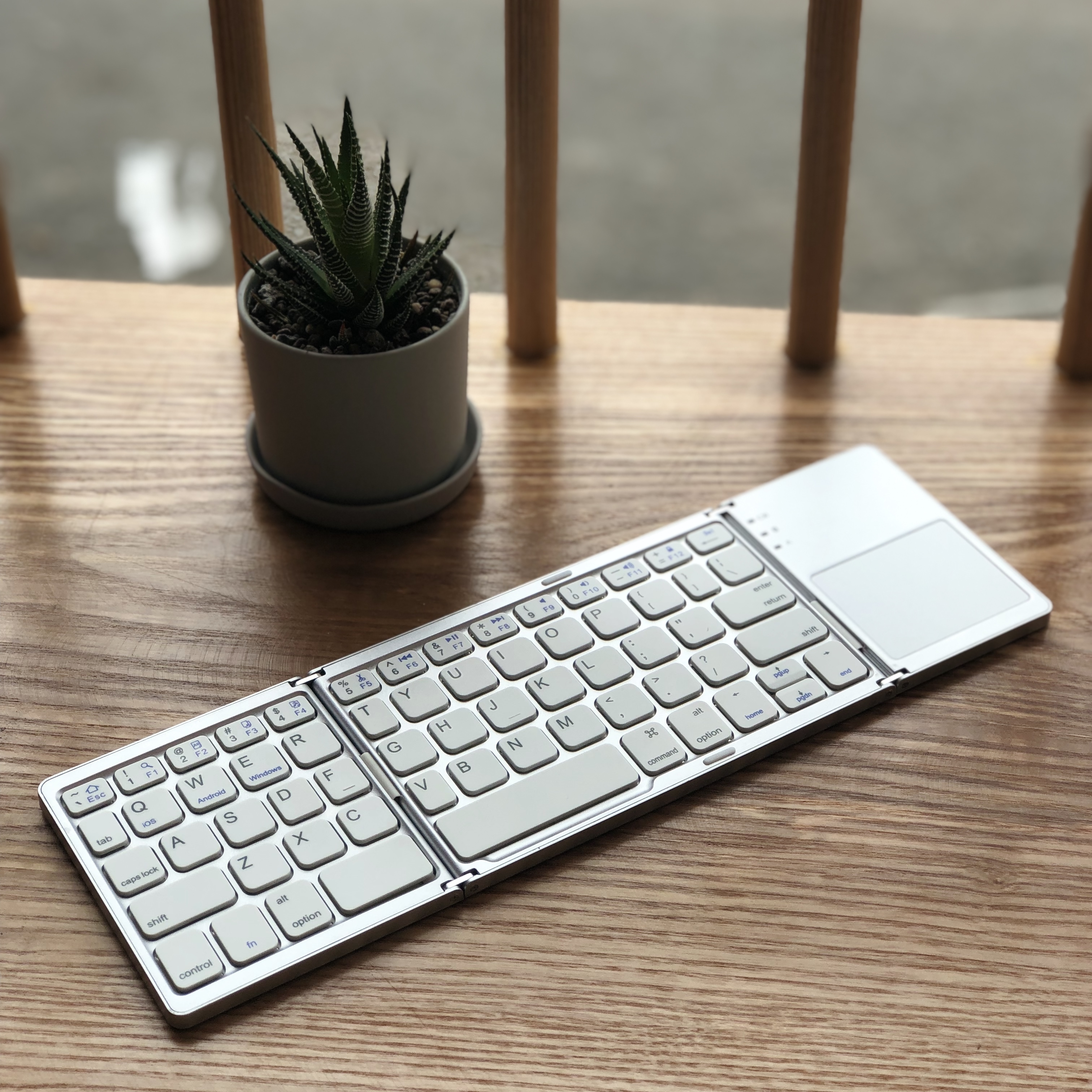Bàn Phím Mini Keyboard Gập Gọn Bluetooth Kèm Touchpad - Hàng Chính Hãng