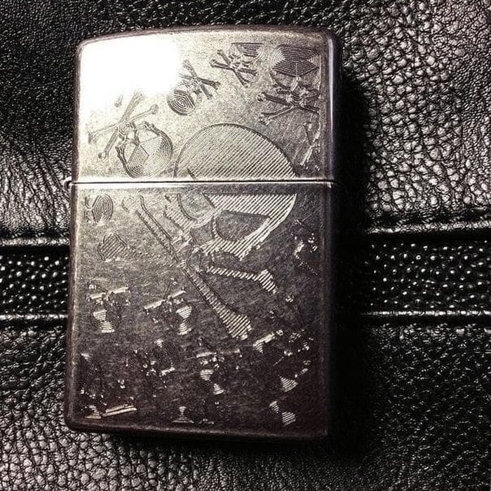 Bật Lửa Zippo Iced Skulls Gray Dusk 28685