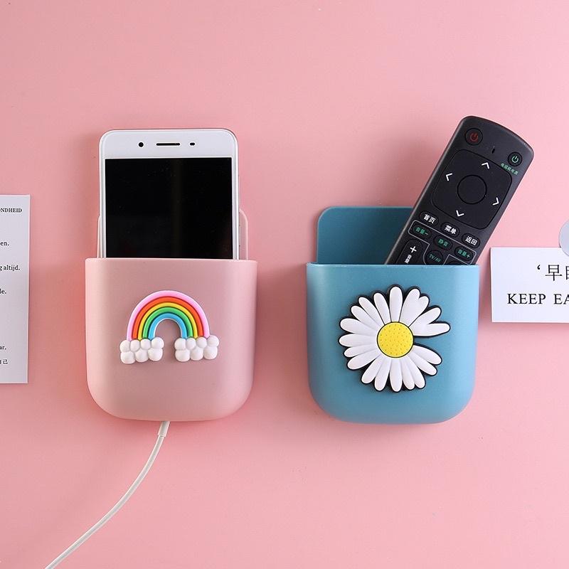 Giá để điều khiển remote điện thoại treo tường hoạ tiết HOẠT HÌNH cute nhiều màu sắc có lỗ cắm sạc pin tiện lợi