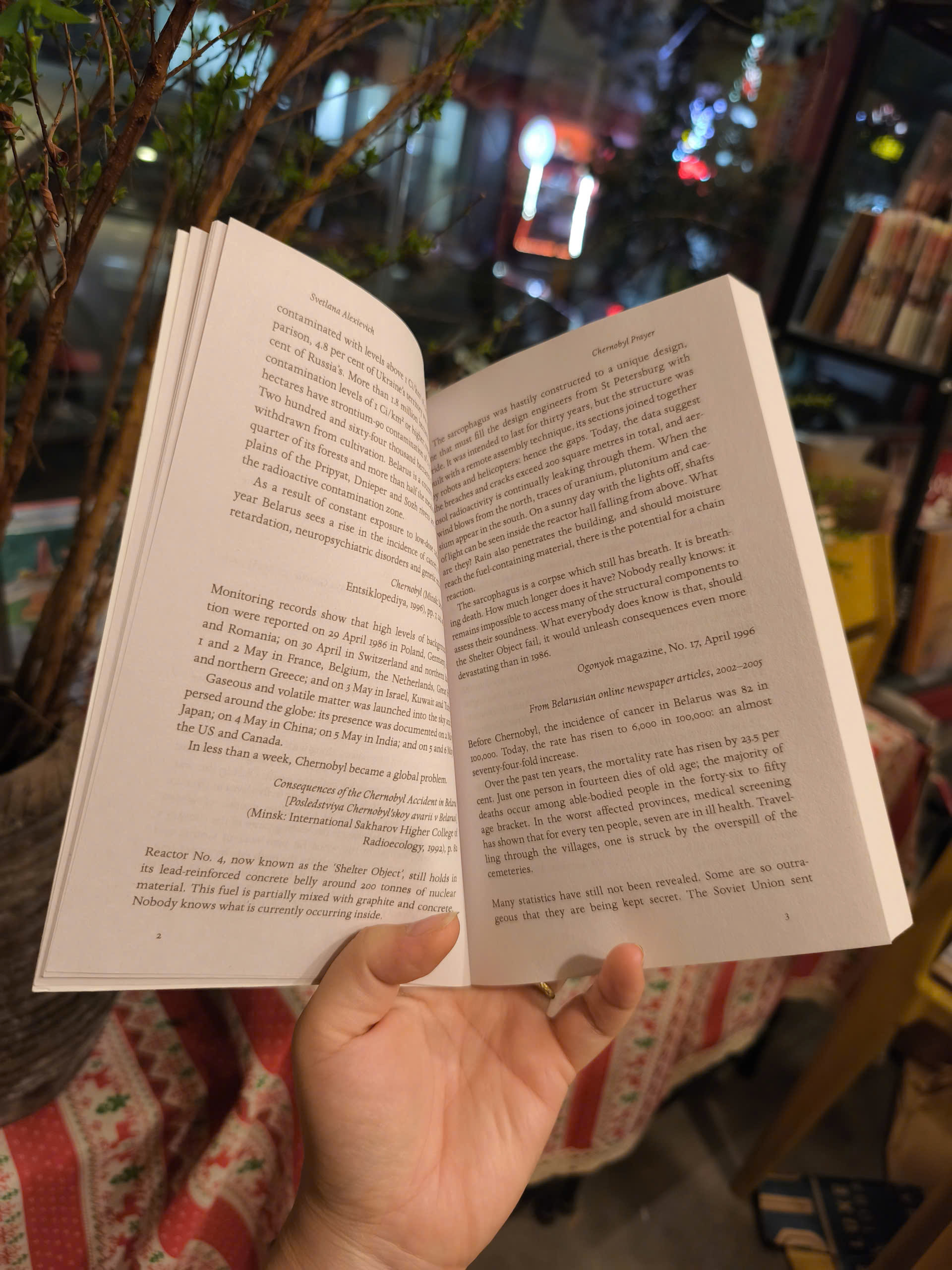 Sách - Chernobyl Prayer by Svetlana Alexievich - Penguin Modern Classics - Sách Ngoại Văn