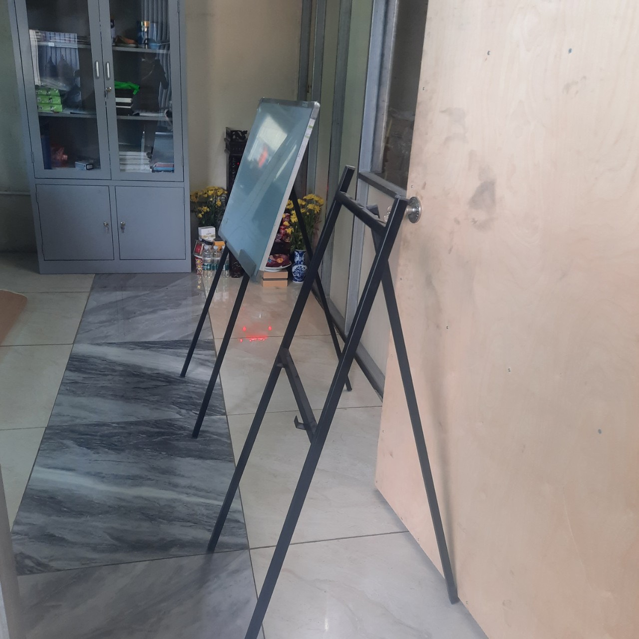 Giá vẽ tranh 1.2m- Giá Đỡ Bảng Viết Bằng Sắt