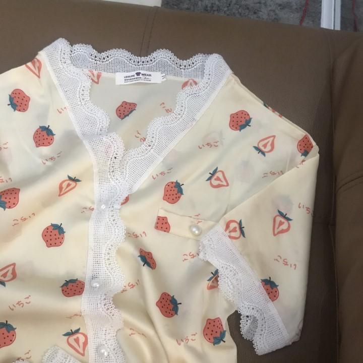 Bộ ngủ Pijama Lụa đùi mềm mỏng nhẹ, mặc nhà thoải mái mát mẻ - Set đồ ngủ chất liệu mát, nhẹ họa tiết dâu tây B050