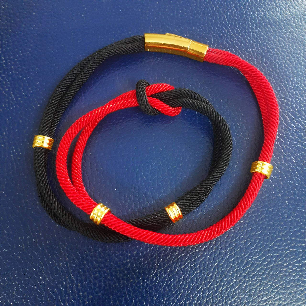 Dây chuyền dù thái đôi thắt gút 2 màu đen. đỏ bọc khoen inox 6ly màu vàng tạo nên đẳng cấp, phong độ cho người đeo