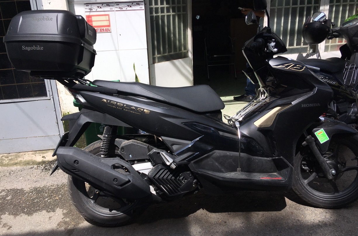 Thùng xe Airblade 125, thùng Givi E43NTL, gối tựa lưng BE3N và baga givi lắp cho Air Blade 2022