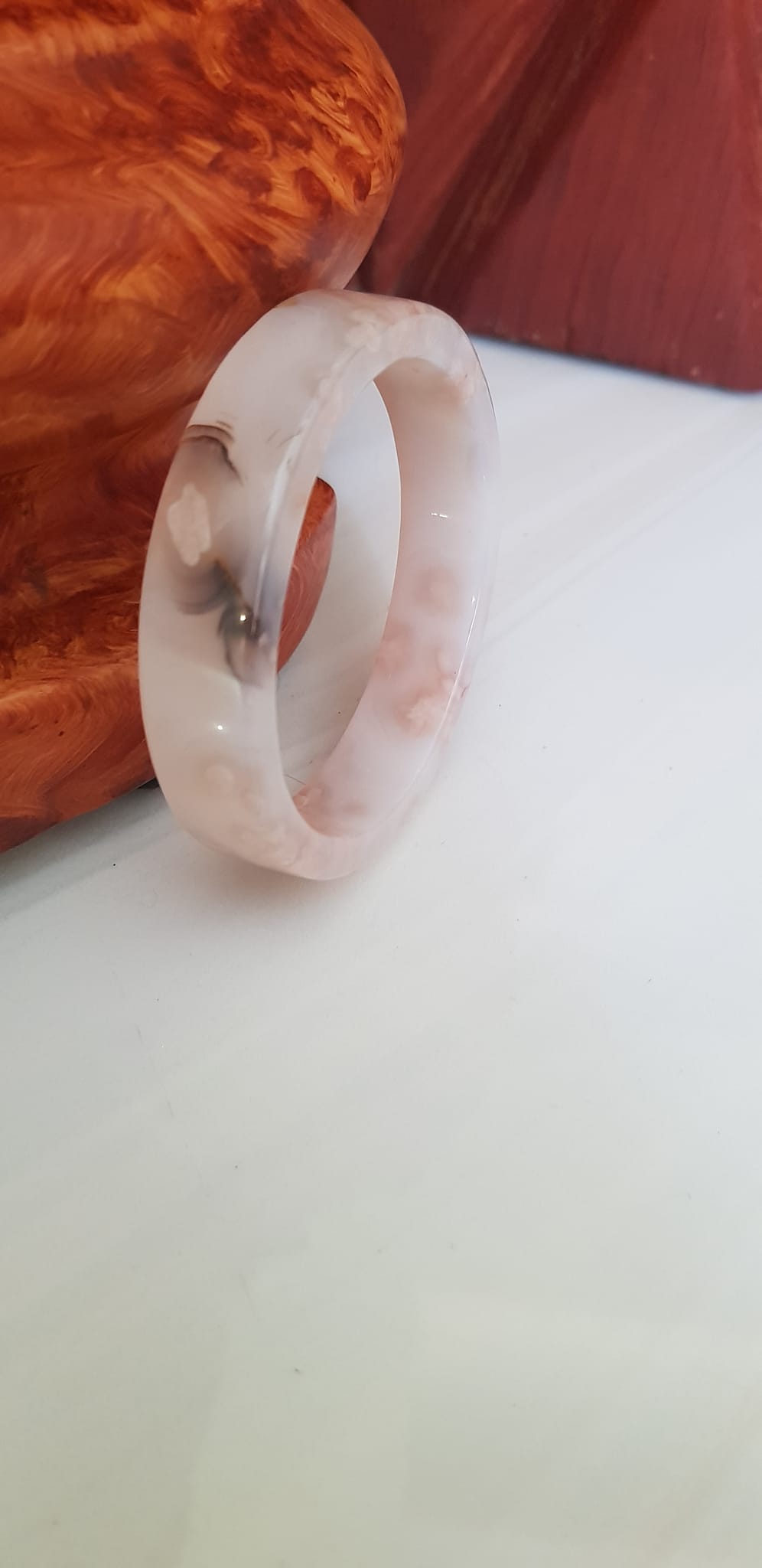 Vòng tay Nữ Mã Não Bản Vuông trắng bông hoa vân Ni 54mm x cao 13mm x dầy 6mm Nữ mệnh Kim mệnh Thủy 52kg - 55kg đeo đẹp xinh tay lắm ạ