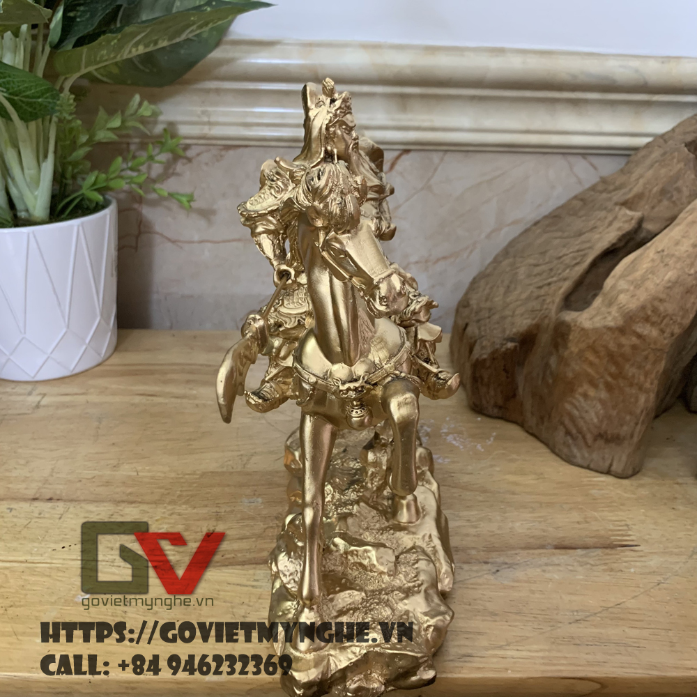Tượng đá trang trí Quan Công phong thủy cầm đao cưỡi ngựa - Chiều dài 25cm - Đá composite - Màu nhũ đồng