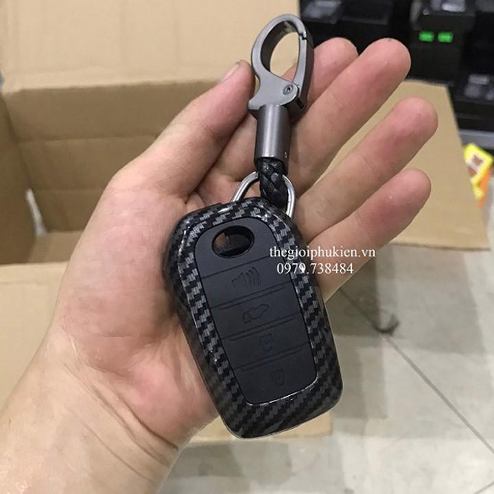 Ốp bọc chìa khóa xe Toyota Fortuner 2017-2019 vân Carbon kèm móc đeo INOX