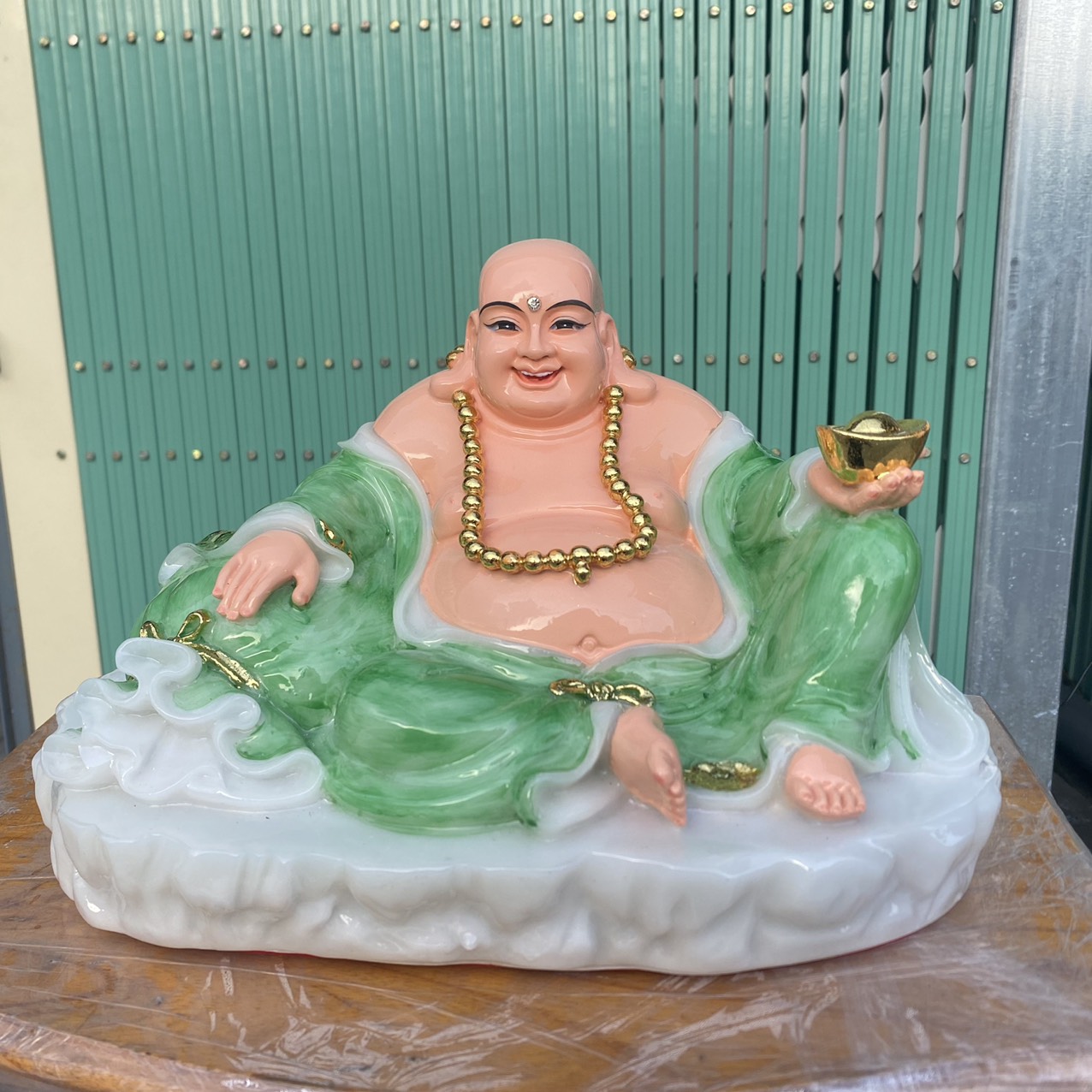 Tượng phật di lặc cầm thỏi vàng bằng đá Việt Nam ngang 30cm – Đỏ và xanh