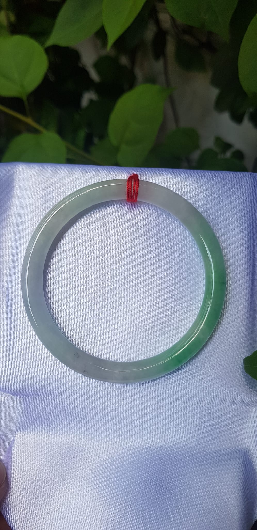 Vòng tay đá cẩm thạch tự nhiên TR Lý A 50mm x cọng nhỏ 6,2mm Màu trắng bóng xanh lý đậm 1 bên bóng đẹp Nữ 50kg - 55kg đeo ạ