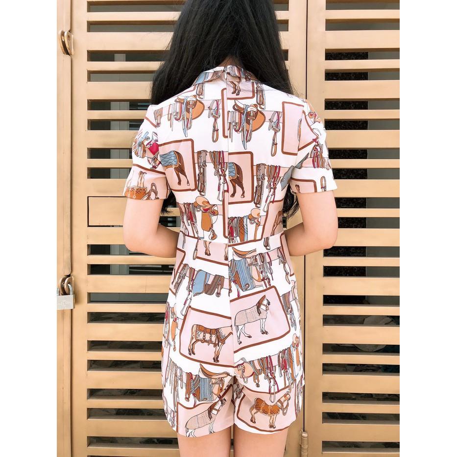 Jumpsuit ngắn cổ vest, vải mịn mát, họa tiết đẹp