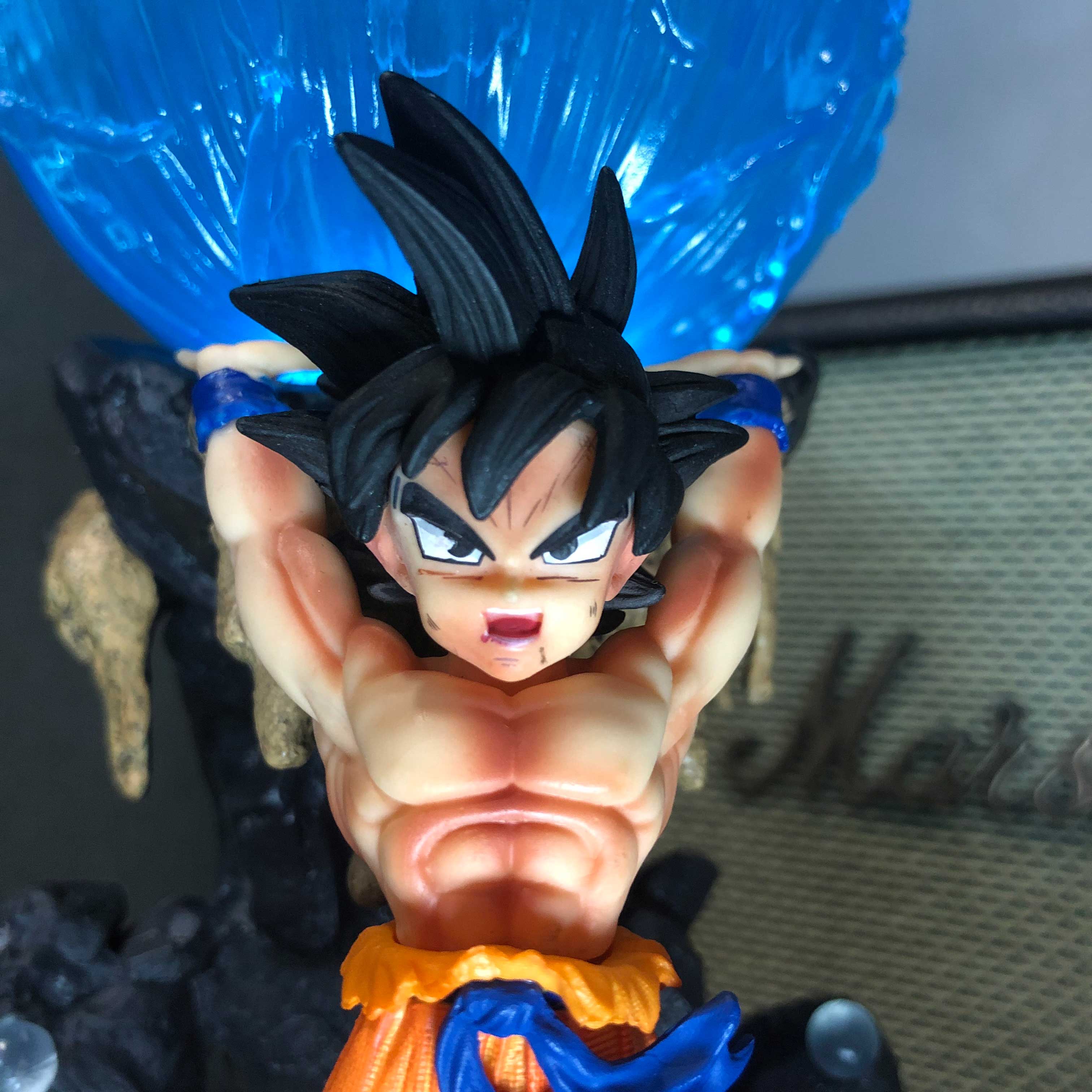 Mô hình Son Goku nâng cầu 25cm - 50 cm có LED - Dragon Ball