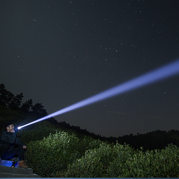 Đèn pin cầm tay đi thám hiểm, du lịch siêu sáng XHP70 cao cấp