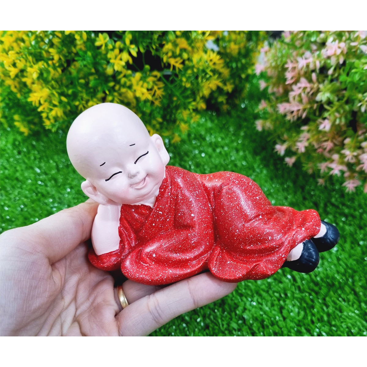 Chú tiểu nằm thư giãn màu áo đỏ sinh động