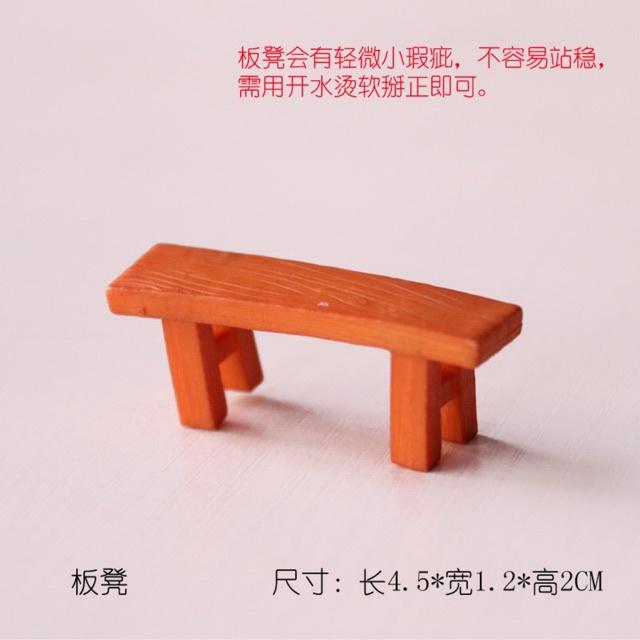 TIỂU CẢNH CẶP ĐÔI HẸN HÒ TRÊN GHẾ GỖ