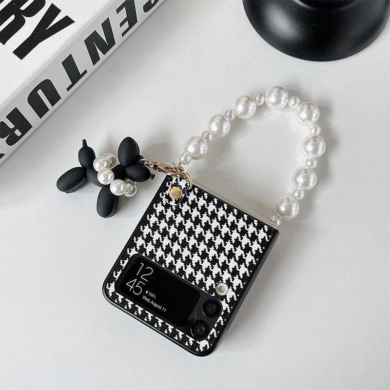 Ốp Lưng Houndstooth Cho Samsung Galaxy Z Flip 5/ Z Flip 4 / Z Flip 3 Kèm Dây Ngọc Trai Cầm Tay - Bum Store Galaxy Case