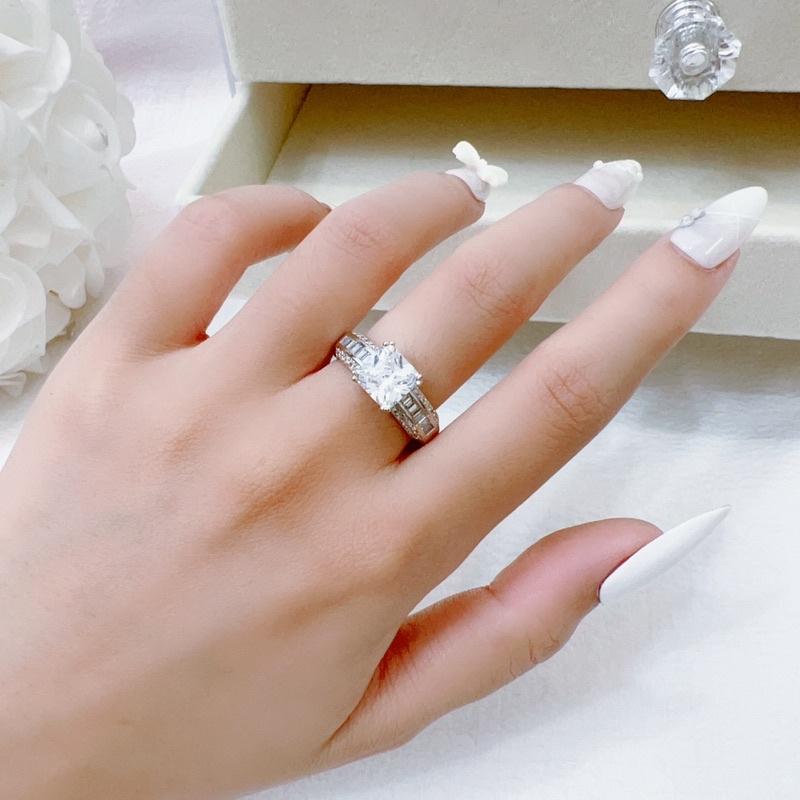 Nhẫn hột vuông không đen không gỉ có khắc ký hiệu