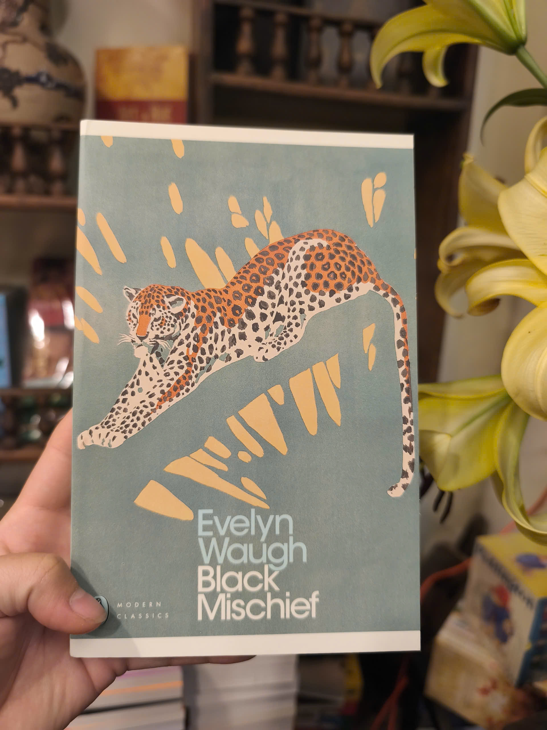 Sách - Black Mischief by Evelyn Waugh | Classics / Fiction / Ngoại văn Kinh điển Nhập khẩu