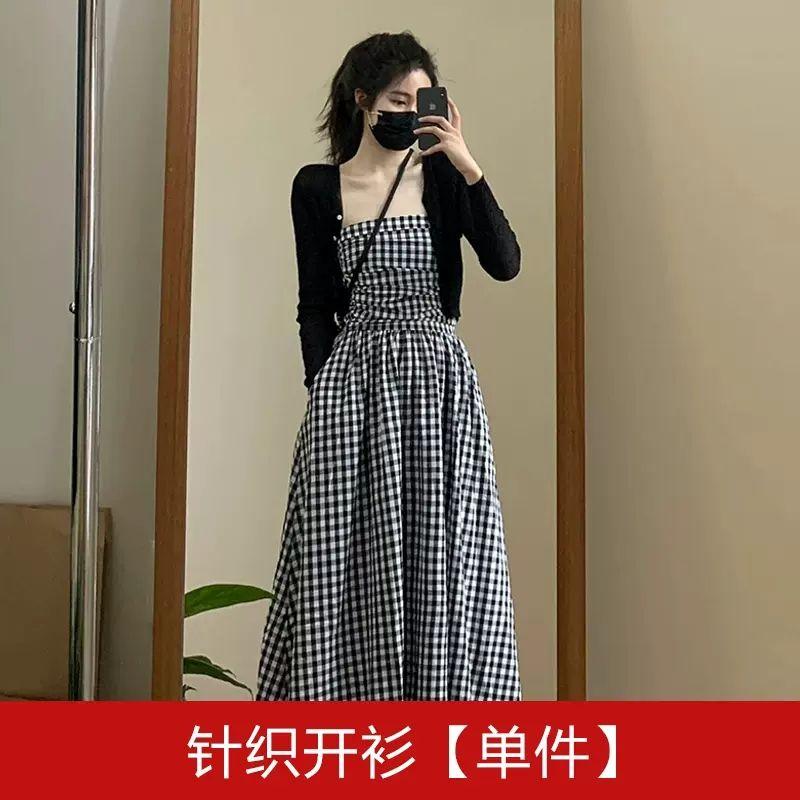 CHENGRUI Áo thun kẻ sọc hai mảnh Cardigan 2023 mùa hè cao cấp cảm giác Pháp không tay thắt lưng dài váy