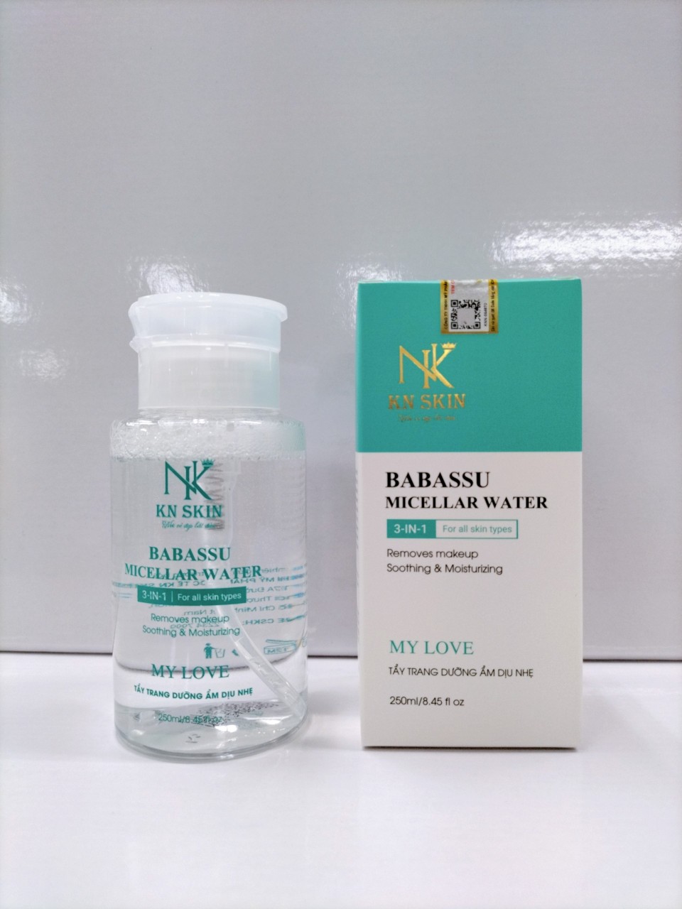 TẨY TRANG DƯỠNG ẨM DỊU NHẸ KN SKIN,tẩy đi lớp trang điểm,kết hợp thành phần nuôi dưỡng da không gây khô da,không kích ứng,phù hợp với mọi loại da nhạy cảm nhất