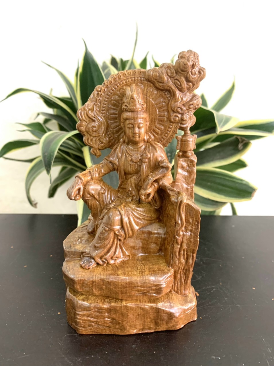 Tượng phật bà quân âm tự tại bằng gỗ bách xanh kt cao 15×8×6cm