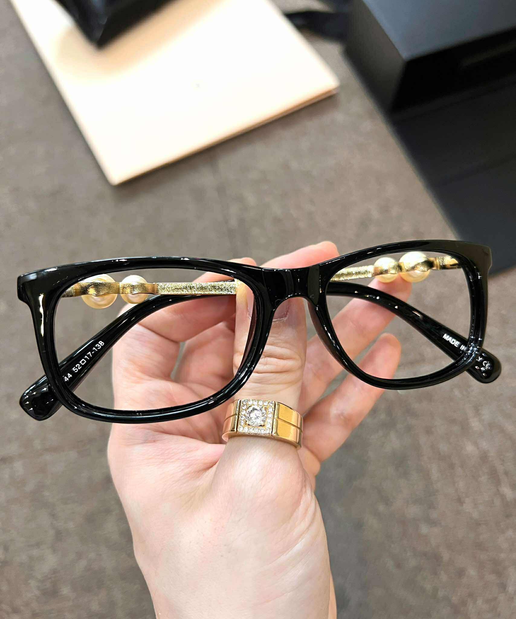 Kính mắt đi đường thời trang dáng nhỏ cho nữ phong cách trẻ trung