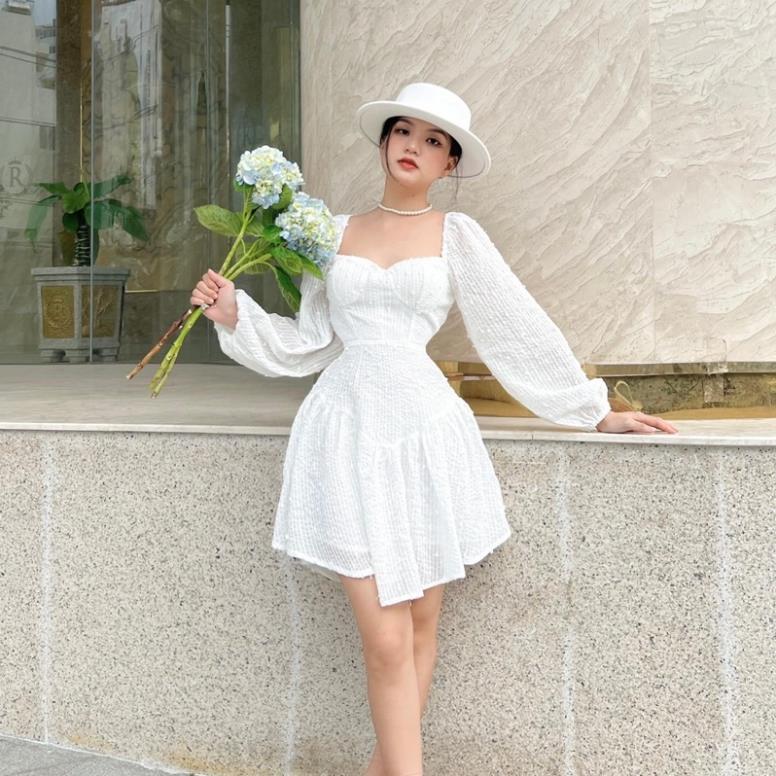 Đầm trắng ren nổi tay dài cổ thuyền cup ngực đuôi cá dài