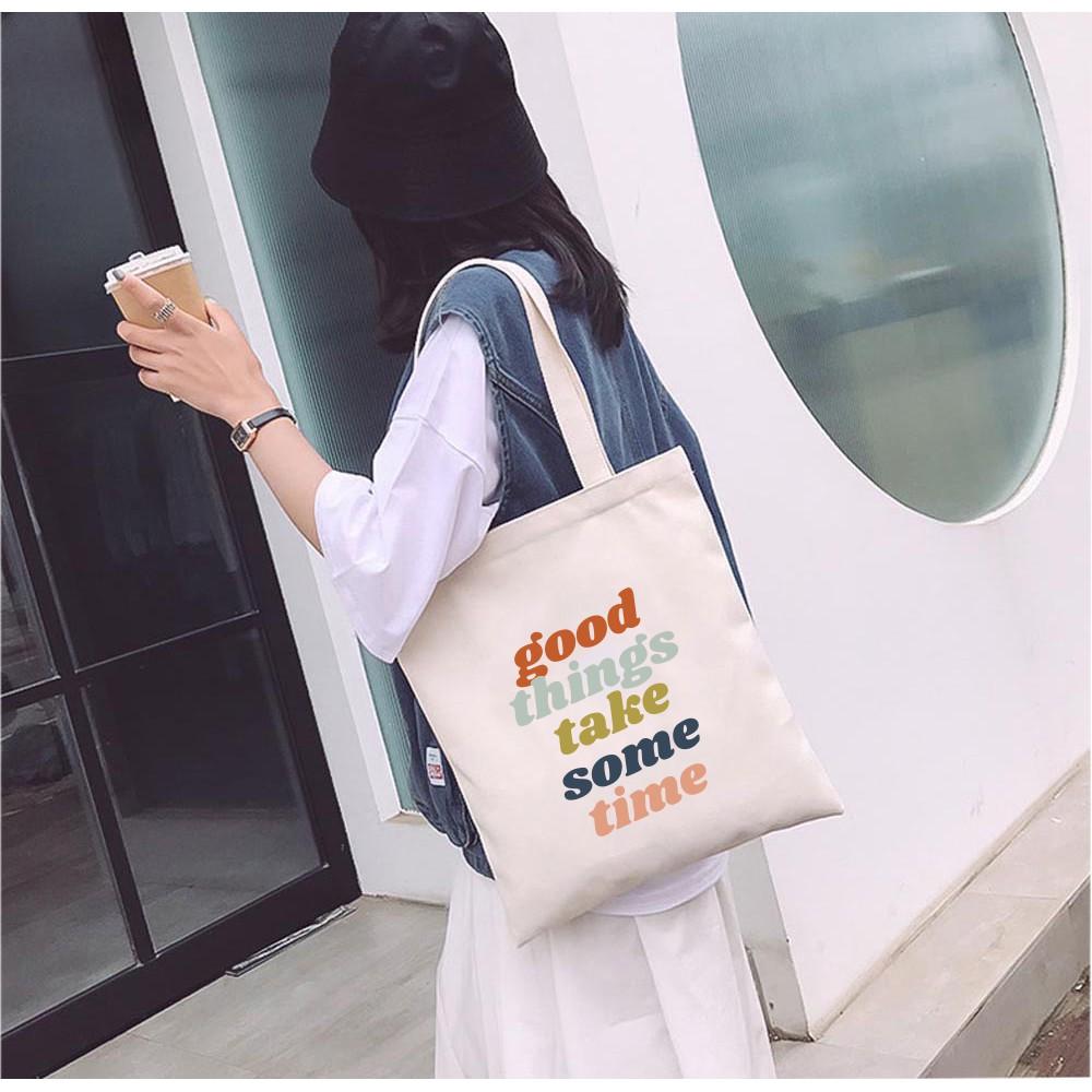 Túi Tote Vải Mộc Ginko kiểu basic có dây kéo khóa miệng túi đựng vừa laptop 14 inch và nhiều đồ dùng khác In Hình Good Things Take Sometime M35