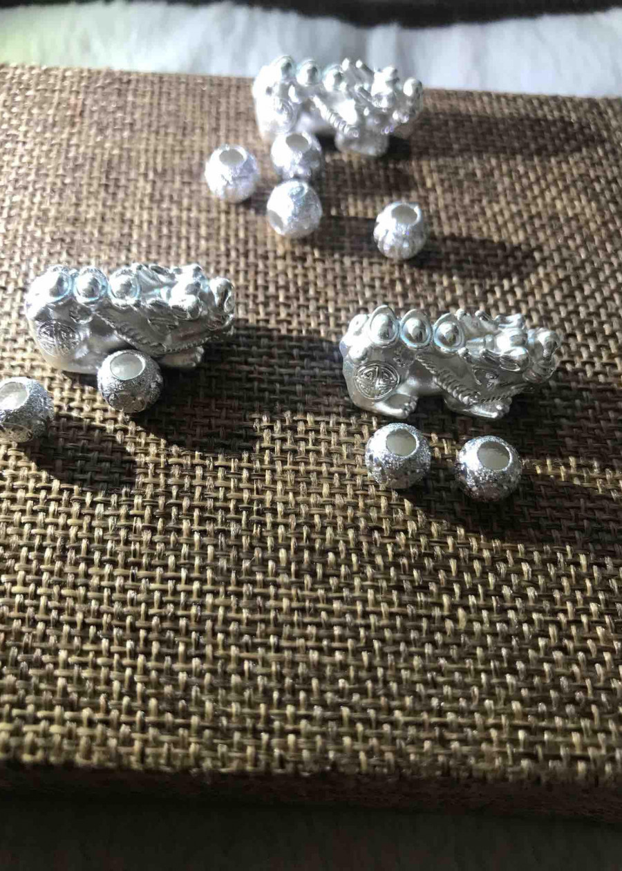 1 BỘ GỒM TỲ HƯU BẠC 999 VÀ 2 VIÊN BI MÀU TRẮNG PHỤ KIỆN PHỐI VÒNG TAY NỮ SIZE 10MM ĐẾN 12MM