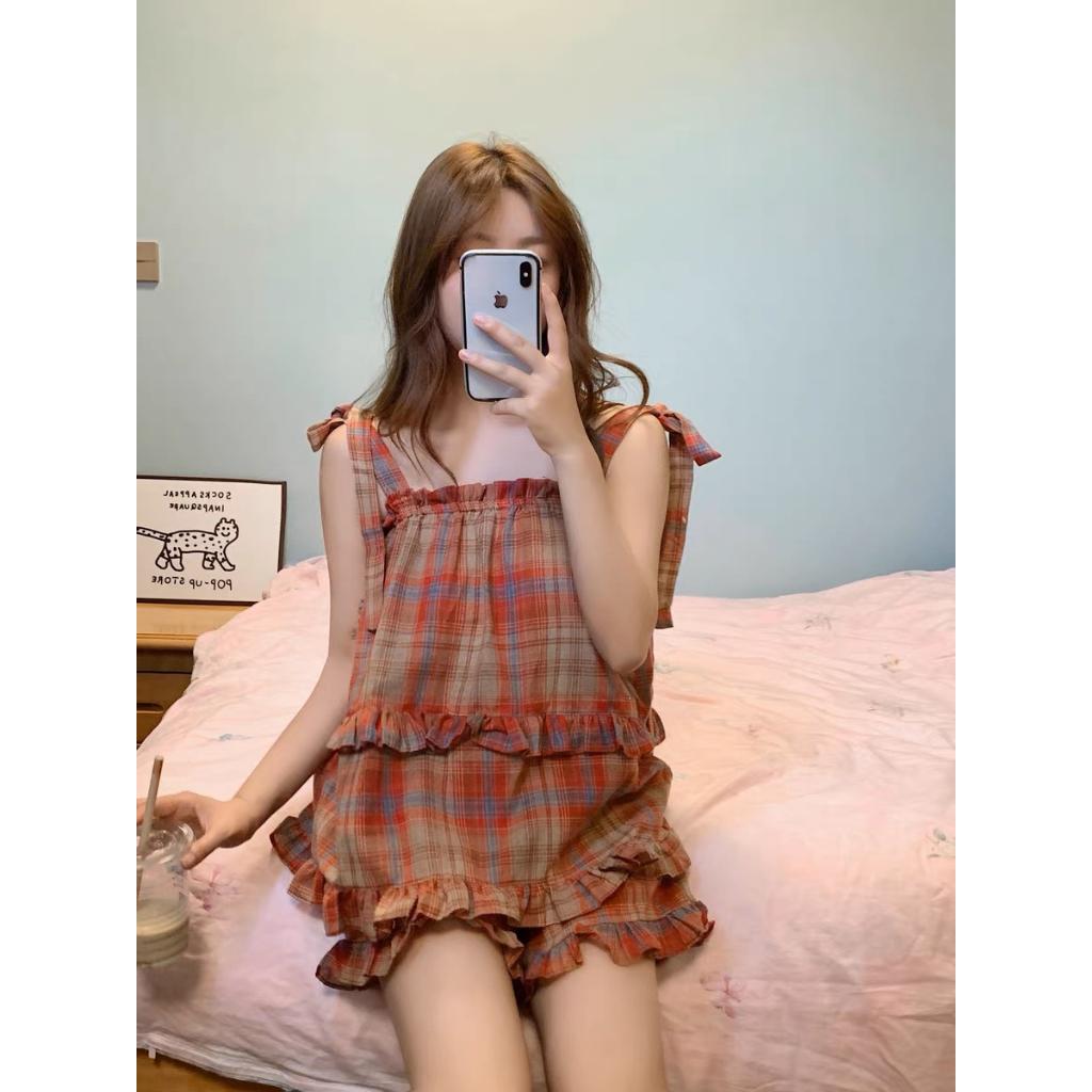 Bộ Áo 2 Dây Kẻ Nữ Bản To Kèm Quần Short Vải Thô Đũi Viền Bèo